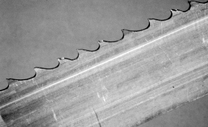 Gear fractures at the corners and ends (spaced type) of the teeth  