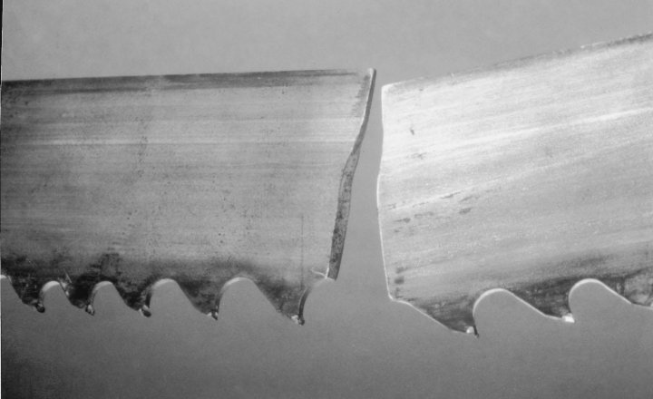 The break started from the back of the saw. The beginning of the fracture is understood from the flat area above the fracture area. 